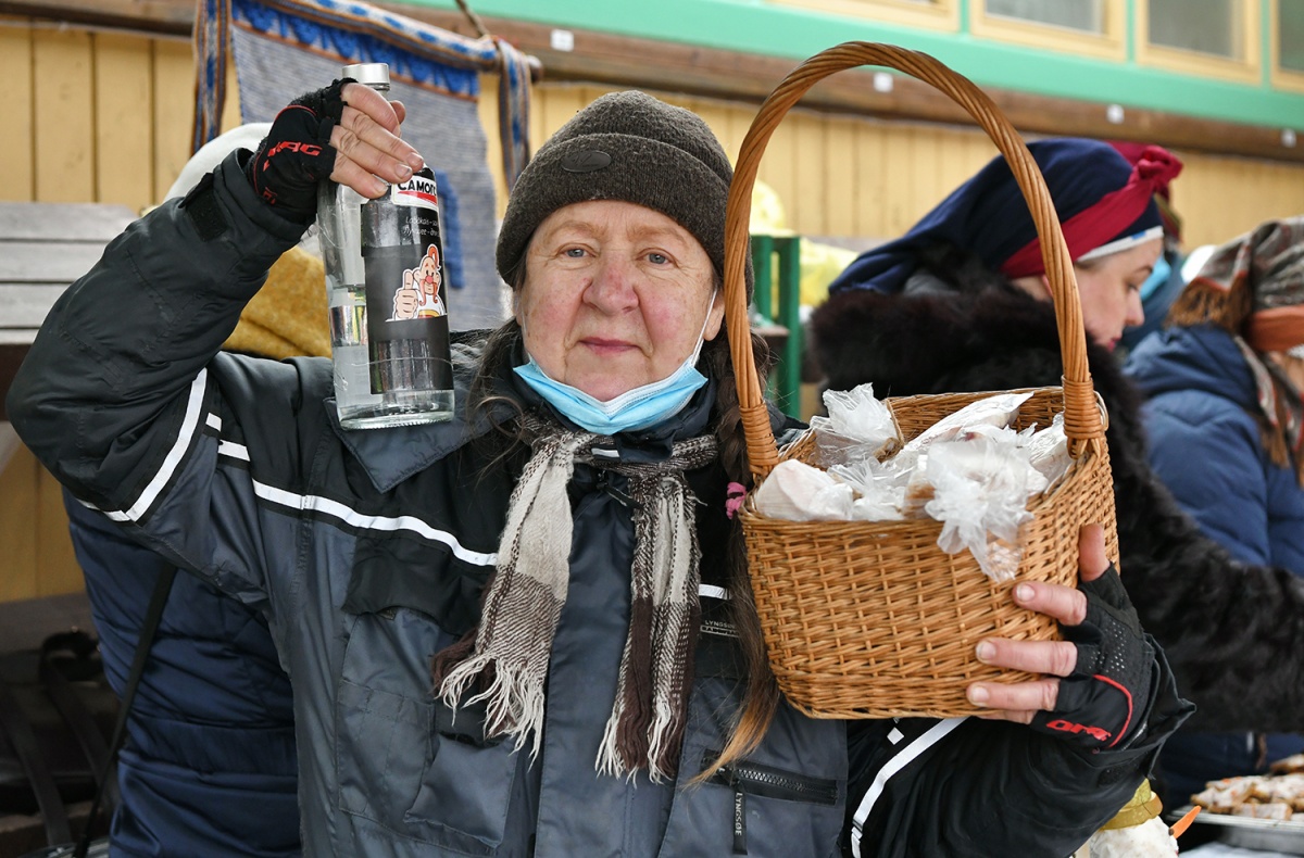 Ее продали старику. Картинки покупатель старичок на базаре у мясного прилавка.