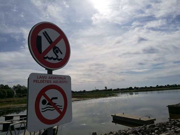 Какой знак можно встретить на берегу водоема. Запрещающие знаки на воде. Знаки возле воды. Купание запрещено табличка.